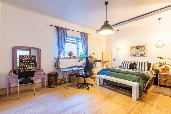 Spacious double bedroom with desk in the Main Villa